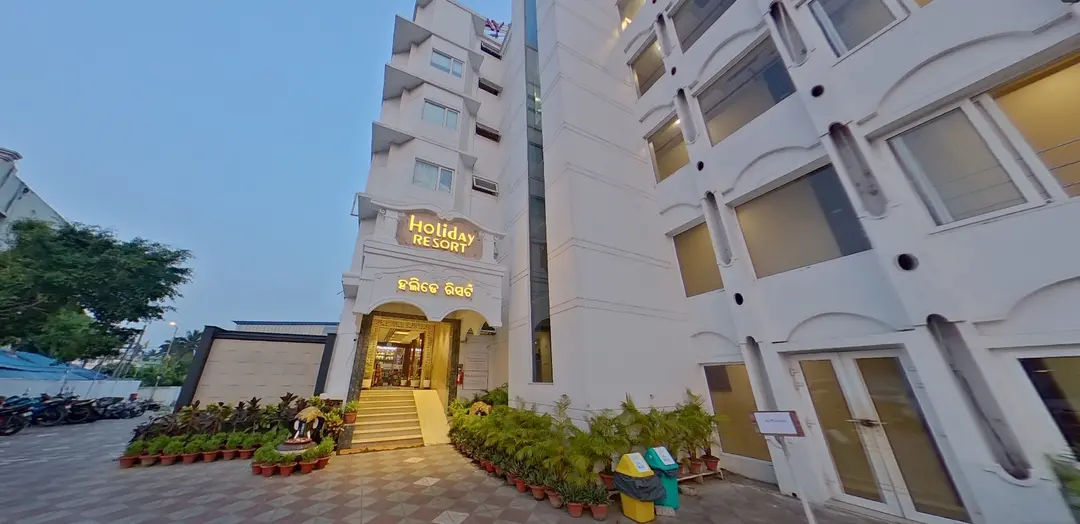 Hotel Holiday Resort entrance at dusk