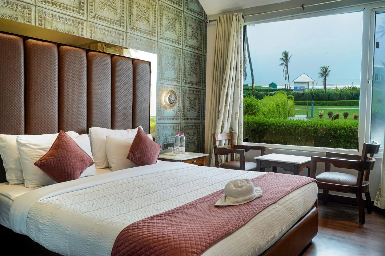 Deluxe Cottage with sea-facing window